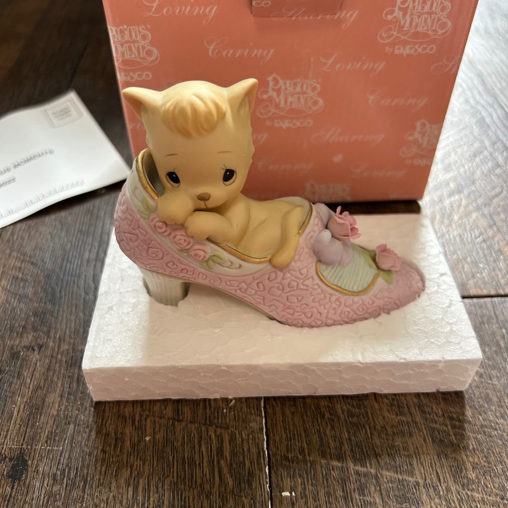 Precious Moments You Are The Cat's Meow Kitten in Shoe Figurine 890952 2001 Box